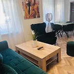 Apartamentai Turistams דירה *